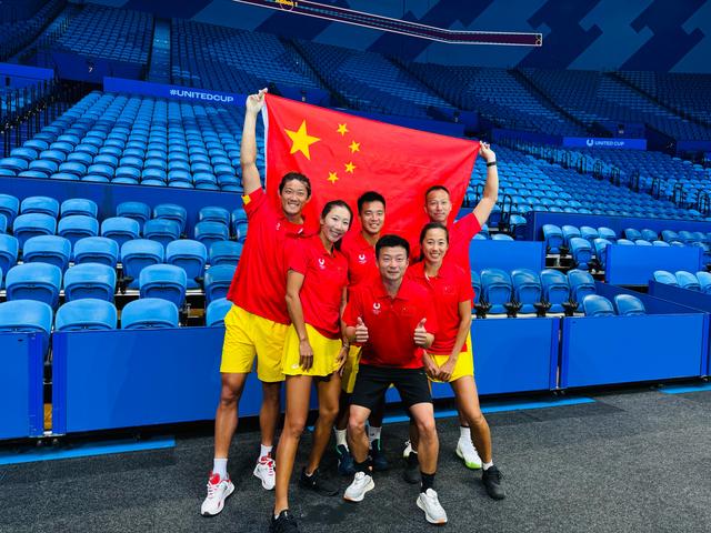 包含新场馆训练首秀，球队备战迎来新挑战的词条